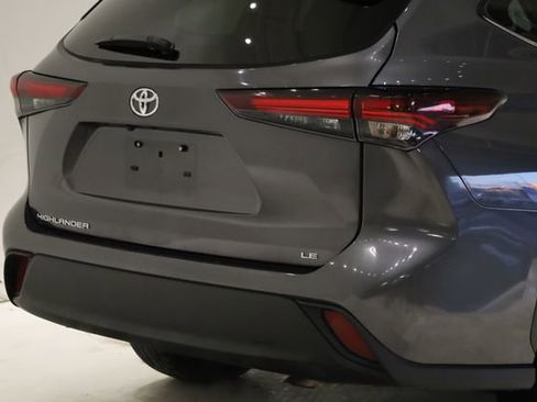 Used 2024 Toyota Highlander LE image 6