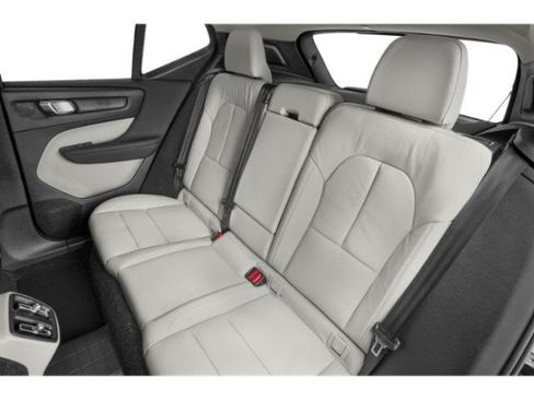 Used 2022 Volvo XC40 T4 Momentum FWD image 13