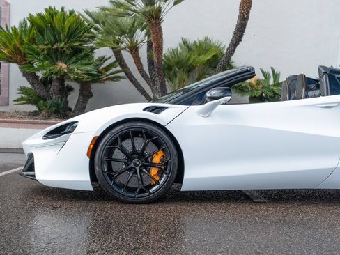 Used 2025 McLaren Artura Spider RWD image 24