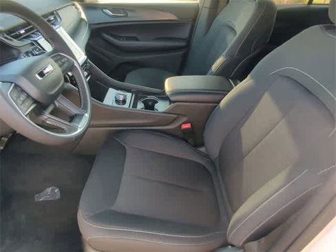 Used 2025 Jeep Grand Cherokee Laredo image 16