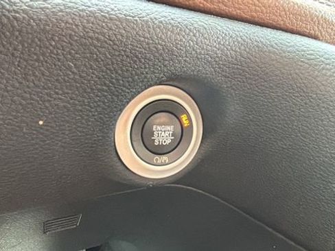 Used 2018 Chrysler Pacifica Limited image 23