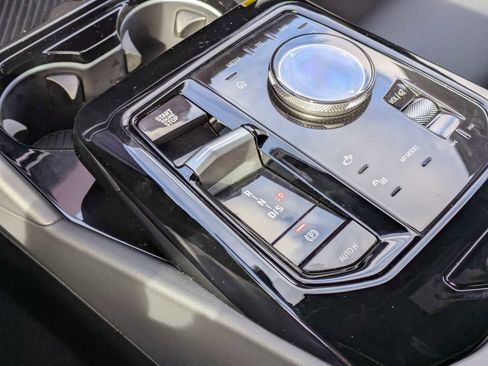 Used 2025 BMW 530i xDrive w/ Premium Package image 33