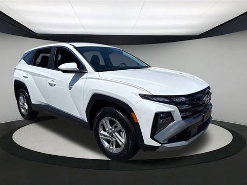 Used 2025 Hyundai Tucson SE image 2
