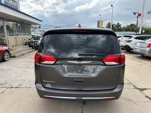 Used 2017 Chrysler Pacifica Touring-L FWD image 6