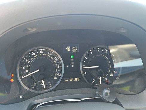 Used 2010 Lexus IS 250C RWD image 11