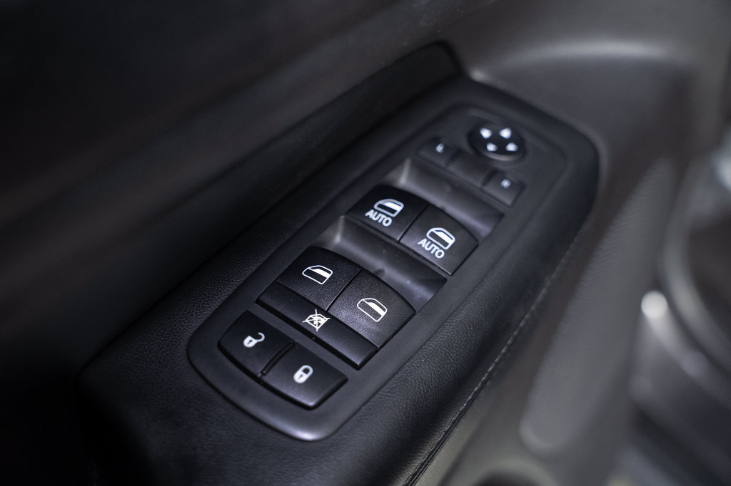 Used 2018 Jeep Grand Cherokee Laredo RWD image 37