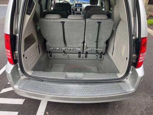 Used 2009 Chrysler Town & Country Touring w/ Entertainment Group #2 FWD image 23
