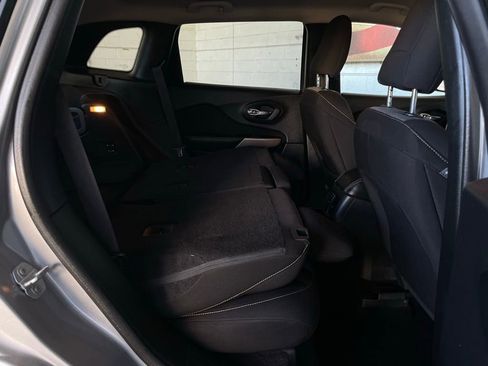 Used 2017 Jeep Cherokee Sport image 18