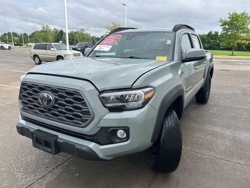 Used 2022 Toyota Tacoma TRD Off-Road w/ TRD Premium Off Road Package AWD/4WD image 3