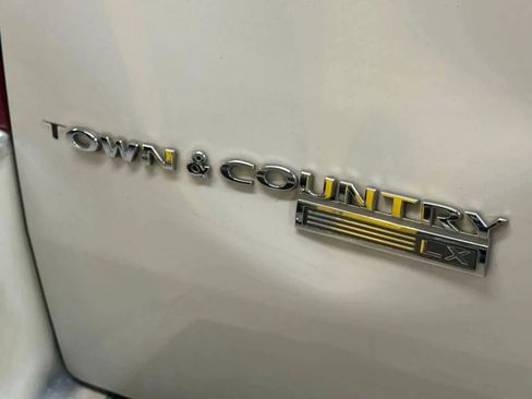 Used 2008 Chrysler Town & Country LX image 13