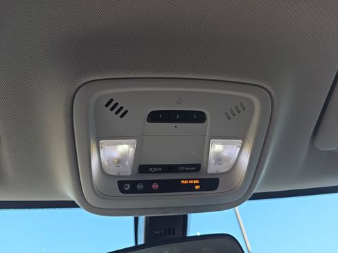 Used 2019 Chevrolet Traverse LT image 21