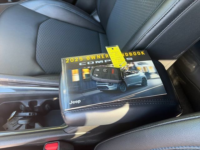 Used 2025 Jeep Compass Latitude AWD/4WD image 10