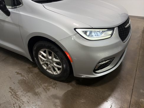 Used 2024 Chrysler Pacifica Touring-L FWD image 35