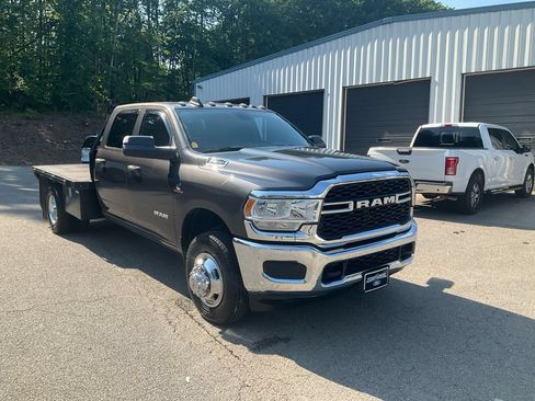 Used 2022 RAM 3500 Tradesman w/ Chrome Appearance Group AWD/4WD image 3