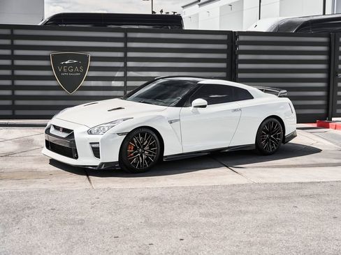 Used 2021 Nissan GT-R Premium image 5
