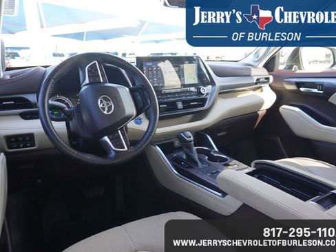 Used 2022 Toyota Highlander Limited image 9