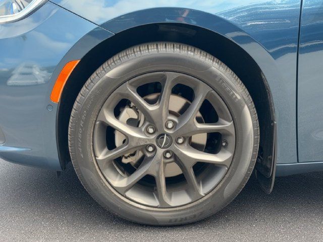 Used 2023 Chrysler Pacifica Limited w/ Uconnect Theater Family Group AWD/4WD image 12