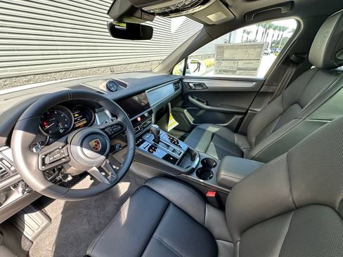 Certified 2026 Porsche Macan AWD/4WD image 4