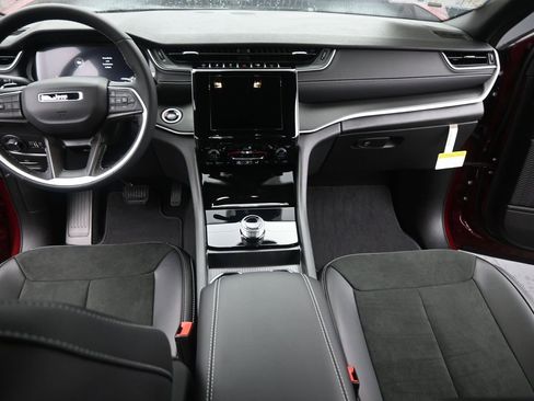 New 2025 Jeep Grand Cherokee Altitude image 23