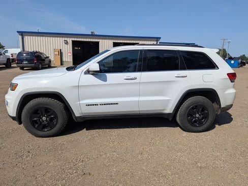 Used 2017 Jeep Grand Cherokee Laredo w/ Quick Order Package 23E AWD/4WD image 14