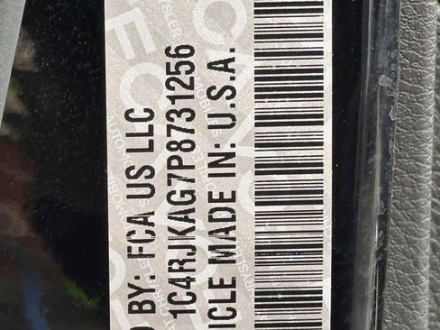 Used 2023 Jeep Grand Cherokee L Laredo image 34