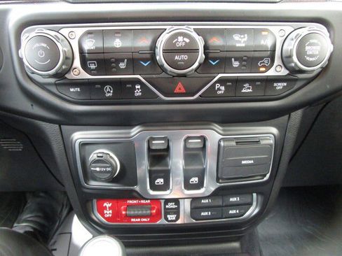Used 2021 Jeep Wrangler Rubicon AWD/4WD image 16