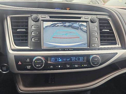 Used 2018 Toyota Highlander XLE image 26