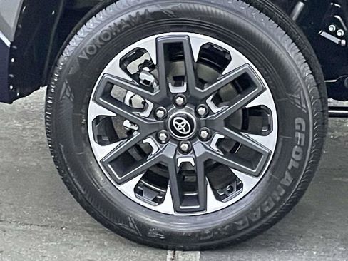 Used 2025 Toyota Tundra Limited AWD/4WD image 12