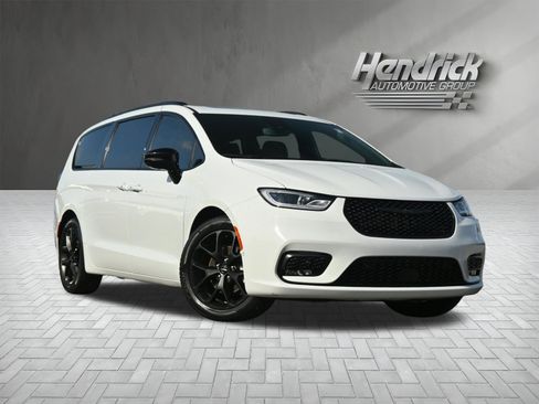 Used 2024 Chrysler Pacifica Limited w/ S Appearance Package FWD image 2
