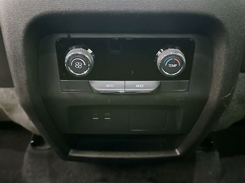 Used 2025 Chevrolet Traverse LT image 28