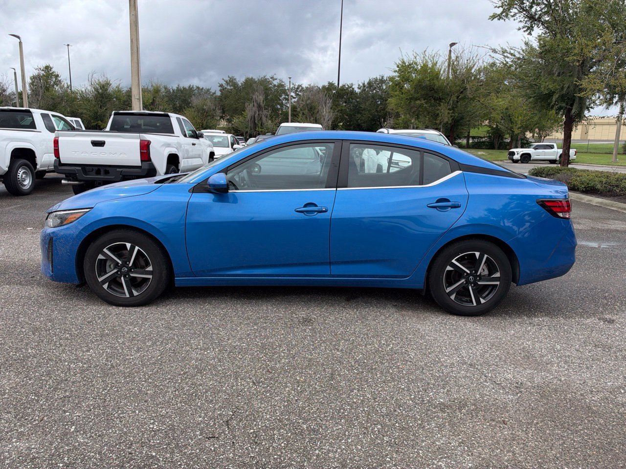 Used 2025 Nissan Sentra SV FWD image 2