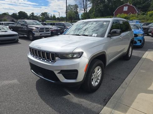 Used 2025 Jeep Grand Cherokee Laredo w/ Luxury Tech Group I AWD/4WD image 3