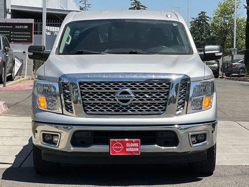 Used 2018 Nissan Titan SV w/ SV Convenience Package RWD image 11