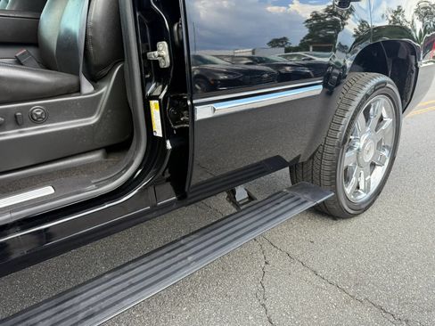 Used 2011 Cadillac Escalade Premium RWD image 42