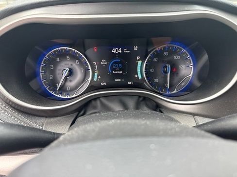 Used 2023 Chrysler Pacifica Touring-L AWD/4WD image 35