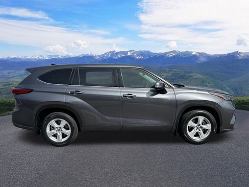 Used 2022 Toyota Highlander LE image 6