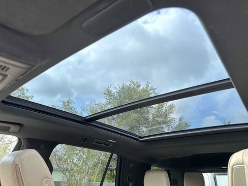 Used 2023 Cadillac Escalade Premium Luxury AWD/4WD image 17
