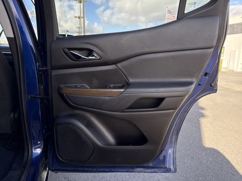 Used 2023 GMC Acadia SLE image 31