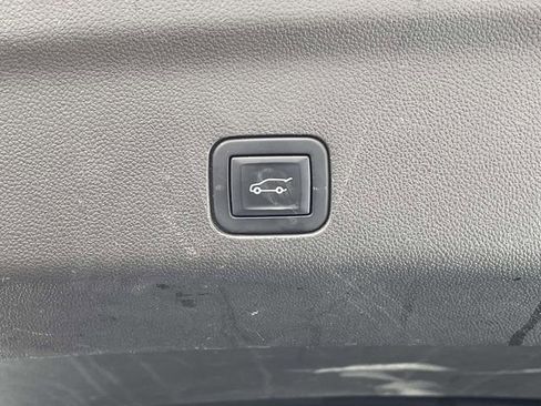 Used 2022 GMC Yukon XL Denali w/ Denali Premium Package image 11