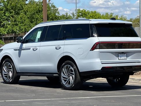 New 2026 Lincoln Navigator Premiere AWD/4WD image 6