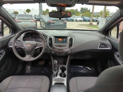 Used 2018 Chevrolet Cruze LT w/ Convenience Package FWD image 19