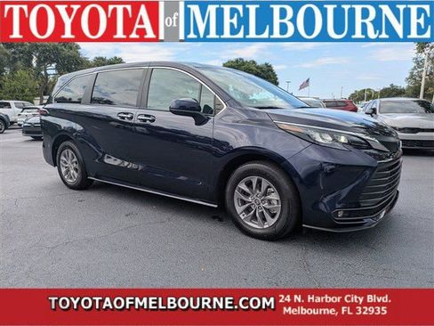 Used 2025 Toyota Sienna XLE FWD image 1