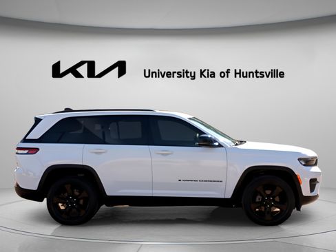 Used 2023 Jeep Grand Cherokee Altitude image 8