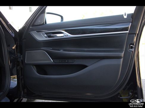 Used 2019 BMW 740i w/ M Sport Package RWD image 32