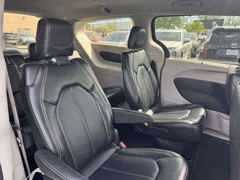 Used 2024 Chrysler Pacifica Touring-L image 10