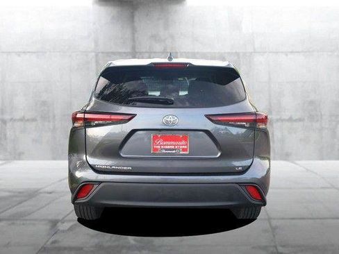 Used 2025 Toyota Highlander LE FWD image 6