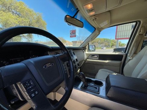 Used 2017 Ford Expedition EL XLT image 3