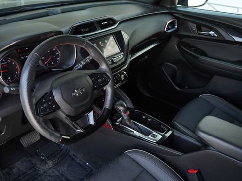 Used 2022 Chevrolet TrailBlazer RS FWD image 2