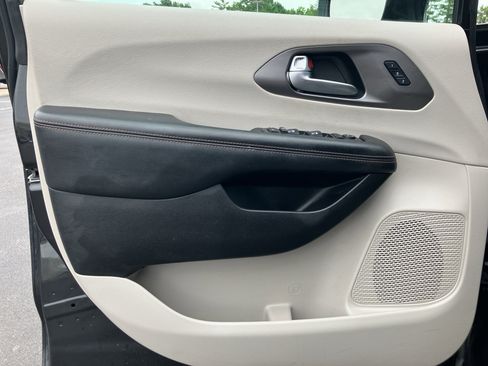 Used 2020 Chrysler Pacifica Touring-L Plus FWD image 13