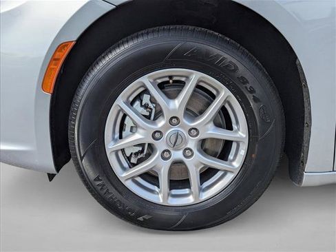 Used 2024 Chrysler Pacifica Touring-L FWD image 9